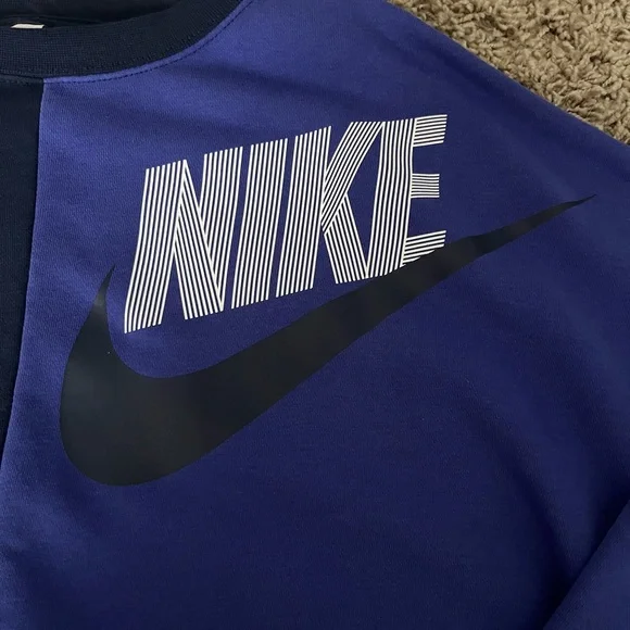 Women’s Nike Colorblock Oversized Dance Crewneck - Picture 2 of 6